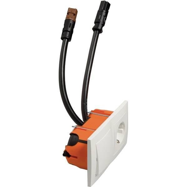 Zwei schwarze Kabel verlaufen von einem orangefarbenen elektrischen Anschlussgerät mit weißer Abdeckung.