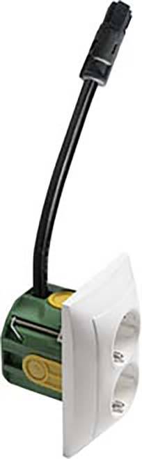 Adapter mit grünem Gehäuse und schwarzem Kabel, verbunden mit einer weißen, rechteckigen Steckdose, zur Erweiterung elektrischer Anschlüsse.