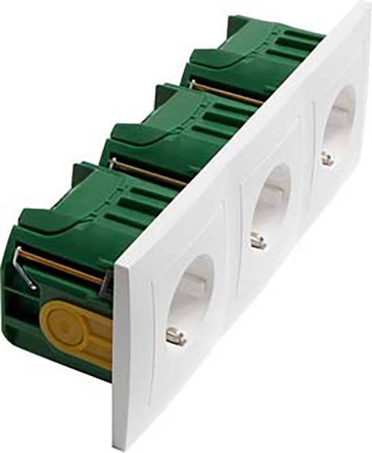 Drei grüne Steckdosenmodule in einer weißen Wandhalterung, die horizontal nebeneinander montiert sind.