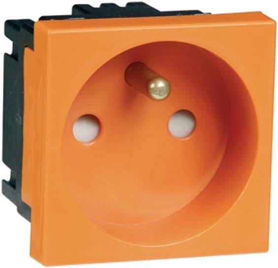 Eine orange Wandsteckdose mit drei Löchern; zwei an der Unterseite und ein Erdungsstift oben in der Mitte.