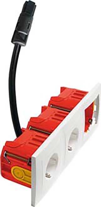 Elektrische Steckdose mit drei roten und weißen Steckplätzen. Ein schwarzes Kabel ist angeschlossen.