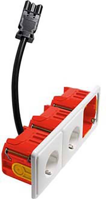Zwei Steckdosen mit rotem Gehäuse, verbunden durch ein schwarzes Kabel mit einem Adapter. Montage für elektrische Installationen.