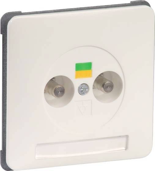 Weiße Wandsteckdose mit zwei Steckplätzen und einem kleinen grünen und gelben Aufkleber darüber.
