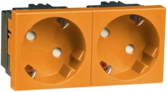 Orange Doppelsteckdose mit runden Löchern für Schuko-Stecker, geeignet für europäische Normen.