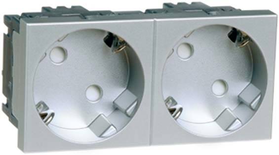 Silberne Doppelsteckdose ohne sichtbare Kabel oder angeschlossene Geräte.