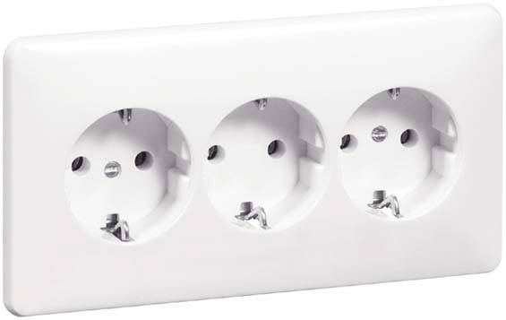 Dreifach-Steckdose in weißer Wandplattenhalterung, geeignet für den Anschluss mehrerer elektrischer Geräte.