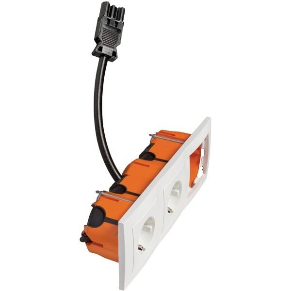 Doppelsteckdose mit orangefarbenem Unterputzdosen-Gehäuse, linksseitig mit einem schwarzen Kabel verbunden.
