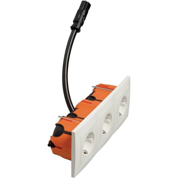 Dreifachsteckdose mit orangefarbenem Gehäuse und schwarzem Verbindungskabel, geeignet für elektrische Installationen.