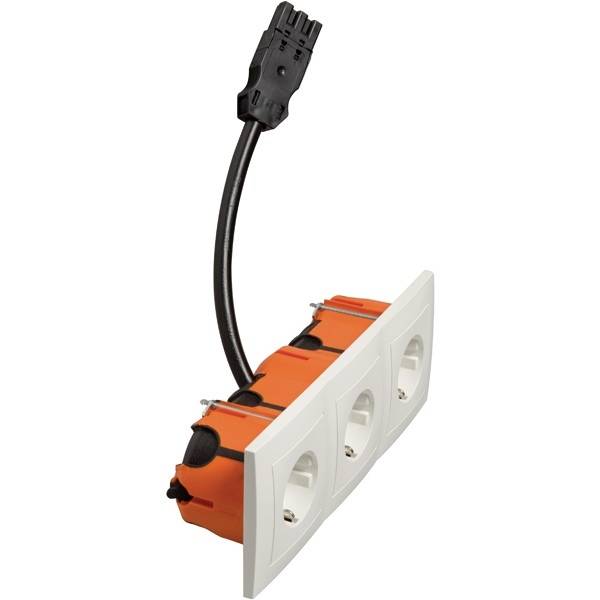 Eine dreifache Steckdosenleiste mit orangefarbenem Gehäuse und schwarzem Anschlusskabel, geeignet für wandmontierte Elektroinstallationen.