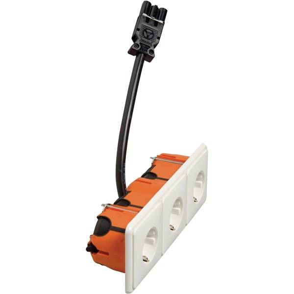 Orangefarbene Steckdose mit drei Buchsen und schwarzem Anschlusskabel. Wandmontageplatte in Weiß. Geeignet für Elektroinstallationen.