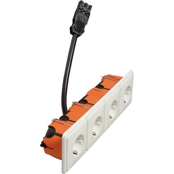 Ein weißer, rechteckiger Adapter mit vier Steckplätzen und einem schwarzen Kabel. Der Adapter ist teils orange und für die Wandmontage geeignet.