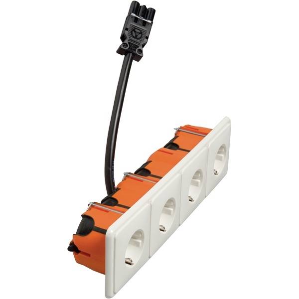 Steckdosenleiste mit vier Steckplätzen, orangefarbene und weiße Elemente, verbunden durch ein schwarzes Kabel mit Stecker.