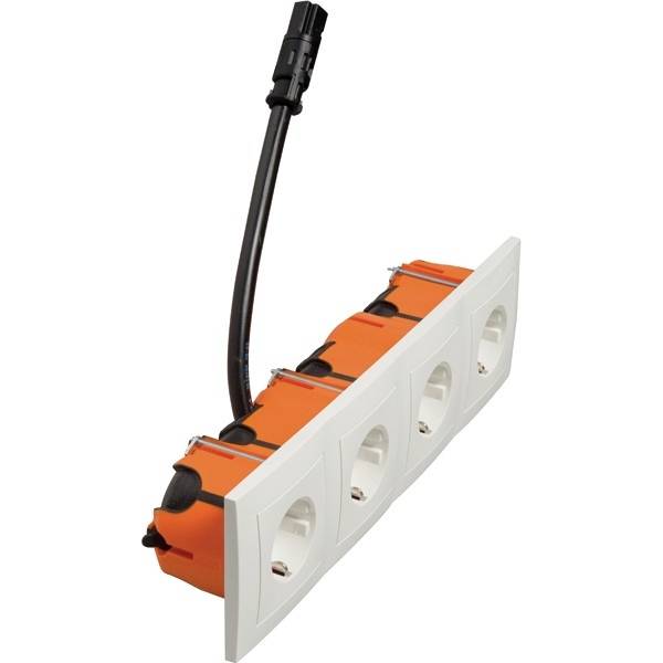 Ein Set von vier weißen Steckdosen in einer orangen Halterung mit einem schwarzen Stecker oben, geeignet für elektrische Anschlüsse.