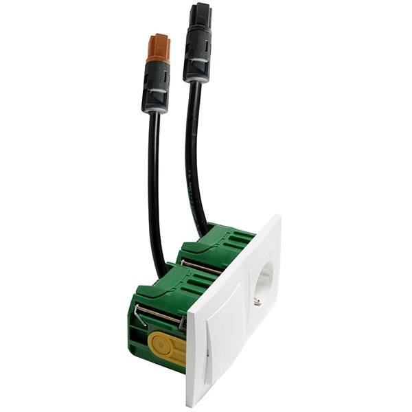 Ein moderner grüner und weißer Steckdosenadapter mit zwei angeschlossenen Kabeln, einer mit einem orangen und der andere mit einem schwarzen Stecker.