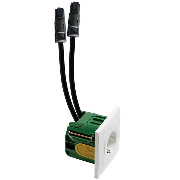 Ein grüner elektrischer Einbaustecker mit zwei schwarzen Kabeln, ausgestattet mit einer weißen Abdeckung, dargestellt auf einem weißen Hintergrund.