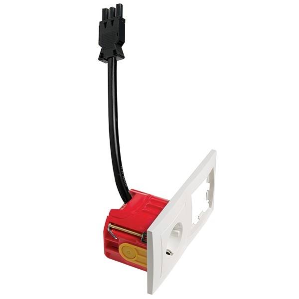 Steckdose mit abgewinkeltem Kabelanschluss und rotem Gehäuse, sichtbar mit schwarzem Kabelstecker.