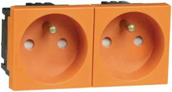 'Orangene Doppelsteckdose, europäischer Standard, frontal abgebildet.'