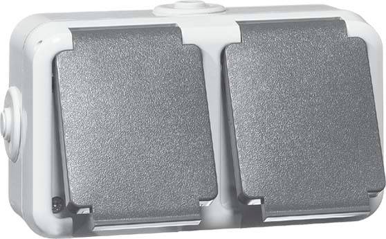 'Zweifach-Steckdose mit grauen Klappdeckeln, geschlossene Abdeckung, geeignet für den Außenbereich, wetterfestes Design.'