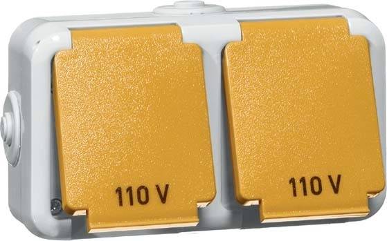 'Zweifachsteckdose mit orangefarbenen Klappen, mit der Aufschrift 110 V.'