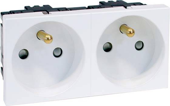 Zwei weiße Schuko-Steckdosen nebeneinander, jeweils mit zwei runden Löchern und einem Erdungsstift in der Mitte.