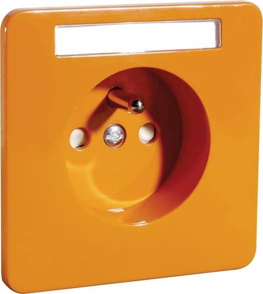 Orange Steckdose mit drei Löchern, geeignet für europäische Stecker. Rechteckige Form mit rechteckigem weißen Schild oben.