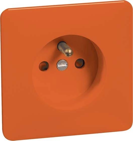 Eine orange Steckdose mit einem einzelnen runden Erdungsstift in der Mitte und zwei Löchern daneben für Steckerstifte.