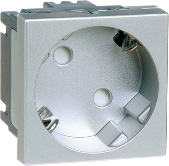 Eine silberne Steckdose zeigt zwei runde Löcher für Steckerstifte und zwei Klemmen für die Erdung. Sie ist für den elektrischen Anschluss vorgesehen.