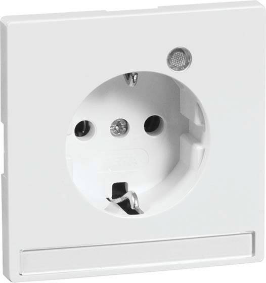 Eine weiße Steckdose mit Schutzkontakt für elektrische Geräte.