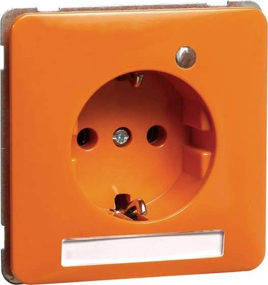 Eine orangefarbene Wandsteckdose mit quadratischem Rahmen. Oben rechts befindet sich ein kleiner, silberner Knopf.