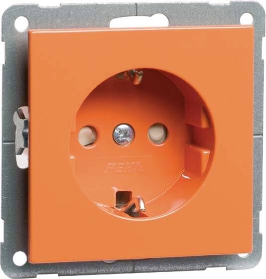 Eine orangefarbene Steckdose mit Erdungskontakt, montiert auf einer Metallplatte.