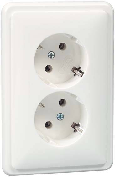 Weiße Doppelsteckdose an der Wand, geeignet für zwei Stecker.
