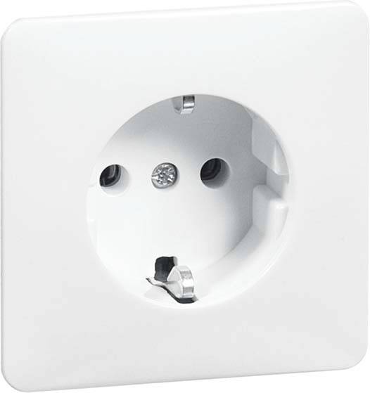 Eine weiße Wandsteckdose im europäischen Schuko-Design mit zwei runden Öffnungen und einer Erdungsklemme in der Mitte.