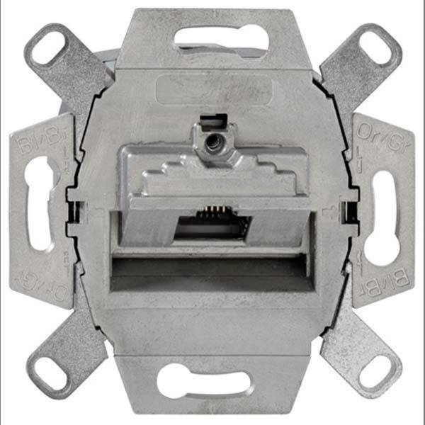 Ein eingebauter Netzwerkstecker in einer Wandhalterung aus Metall, bereit zur Installation eines Ethernet-Kabels für Netzwerkverbindungen.