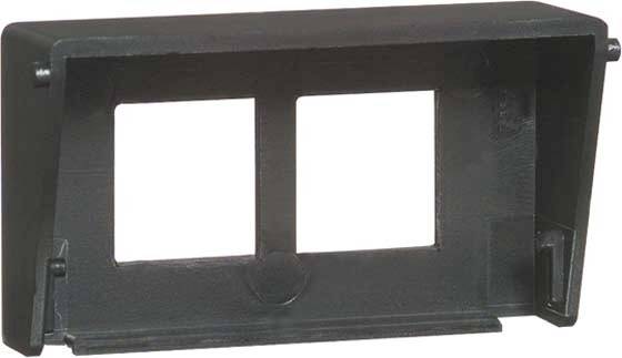 Plastikrahmen mit zwei rechteckigen Ausschnitten, vermutlich für elektronische oder mechanische Einbauten.