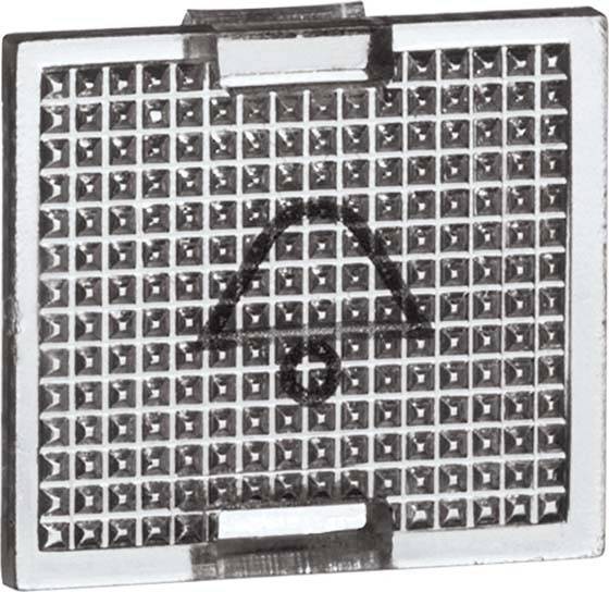 Quadratische, metallische Struktur mit einer erhabenen Oberfläche, die ein aufgedrucktes Dreieck und ein kleines Kreuz in der Mitte zeigt.