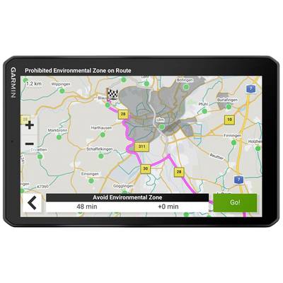 GPS-Navigationsgerät zeigt eine Karte mit einer Route, die eine Umweltzone um Ulm umgeht. Anzeige: 'Avoid Environmental Zone'.