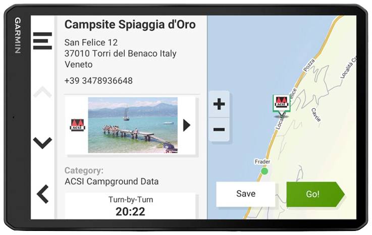 Navigationsgerät zeigt 'Campsite Spiaggia d'Oro' mit Adresse in Italien und Telefonnummer. Karte rechts, Optionen zum Speichern oder Losfahren.