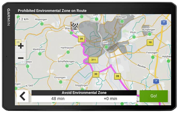 Navigationsgerät mit Routenführung durch Ulm. Route führt an Umweltzone vorbei. Ziel ist markiert. Anzeige: 1,2 km, 48 min Fahrtzeit.