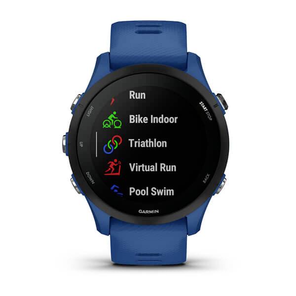 Eine blaue Sportuhr zeigt ein Menü mit den Aktivitäten 'Run', 'Bike Indoor', 'Triathlon', 'Virtual Run' und 'Pool Swim'.