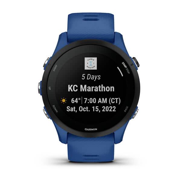 Eine blaue Smartwatch zeigt an: '5 Days, KC Marathon, 64° 7:00 AM (CT), Sat, Oct. 15, 2022'.