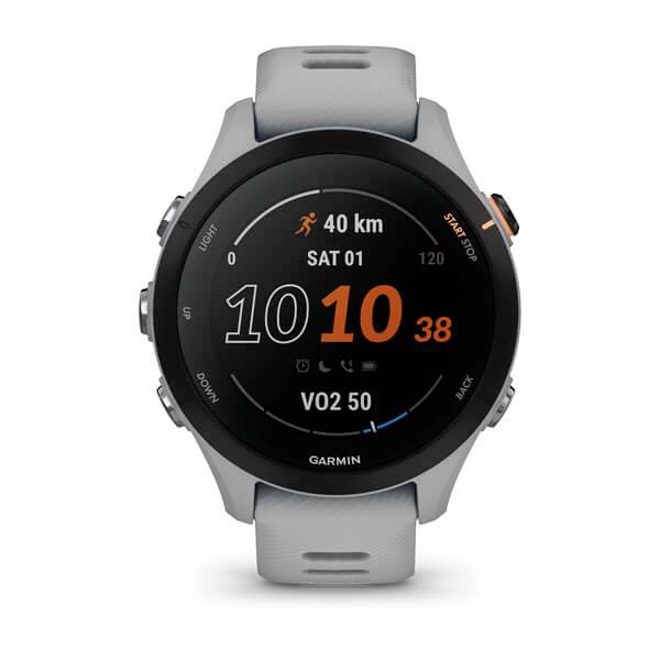 Eine Smartwatch mit rundem Ziffernblatt zeigt 10:10 Uhr, 40 km gelaufen, Herzfrequenz 120 und VO2 50 an. Modellname 'Garmin'.