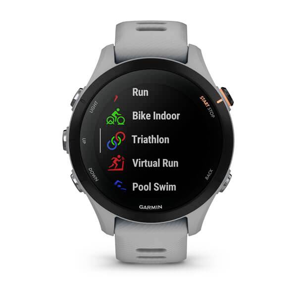Eine Sportuhr zeigt Aktivitäten wie 'Laufen', 'Fahrrad drinnen', 'Triathlon', 'Virtueller Lauf' und 'Schwimmen' auf dem Display an.