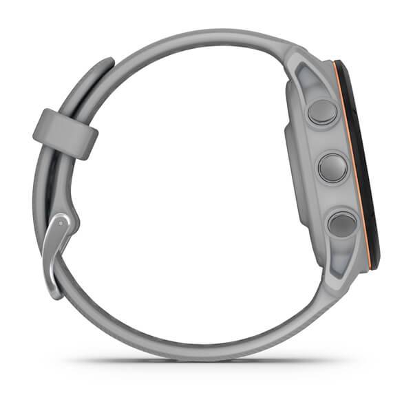 Smartwatch in Seitenansicht mit drei Bedientasten auf der rechten Seite, graues Armband.