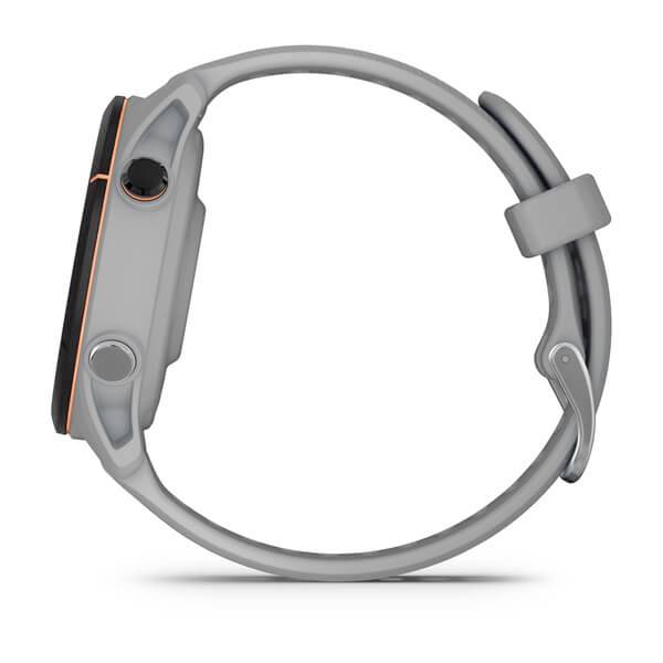 Seitenansicht einer grauen Smartwatch mit rundem Gehäuse und einem Drehknopf auf der rechten Seite.
