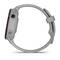 Seitenansicht einer grauen Smartwatch mit rundem Gehäuse und einem Drehknopf auf der rechten Seite.