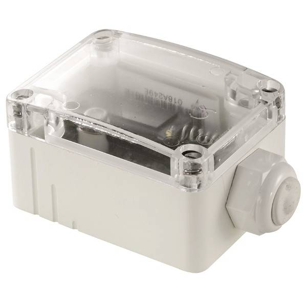 Ein kompakter, rechteckiger Sensor in einem transparenten, weißen Gehäuse. Geeignet für industrielle oder technische Anwendungen.