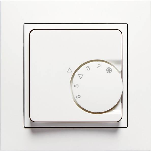 Ein weißer Thermostat mit einem Drehknopf, der von 1 bis 6 skaliert ist. Ein Schneeflockensymbol markiert die kälteste Einstellung.