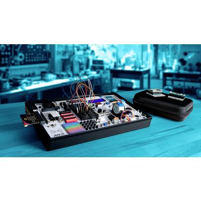 Elektronik-Set mit Kabeln und Komponenten auf Holztisch, unscharfer Werkstatthintergrund; zeigt Lernausrüstung für Elektrotechnik.