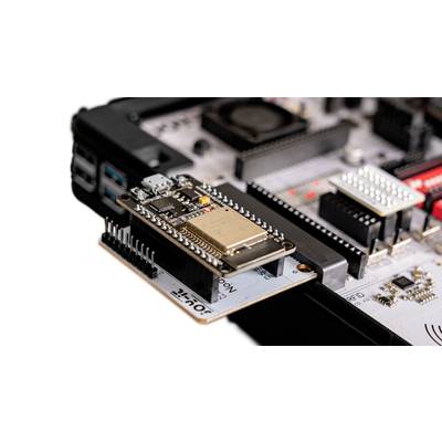 Elektronikplatine mit Mikrocontroller und verschiedenen Komponenten, die einen Prototypen für ein Entwicklungsprojekt zeigt.
