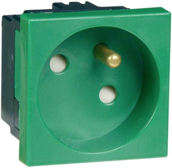 Grüne Wandsteckdose mit zwei Löchern und Erdungsstift, geeignet für elektrische Geräteanschlüsse.